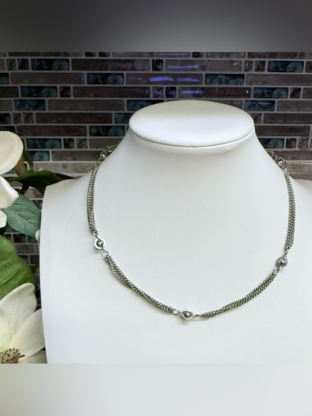 Vintage Crown Trifari silver tone necklace